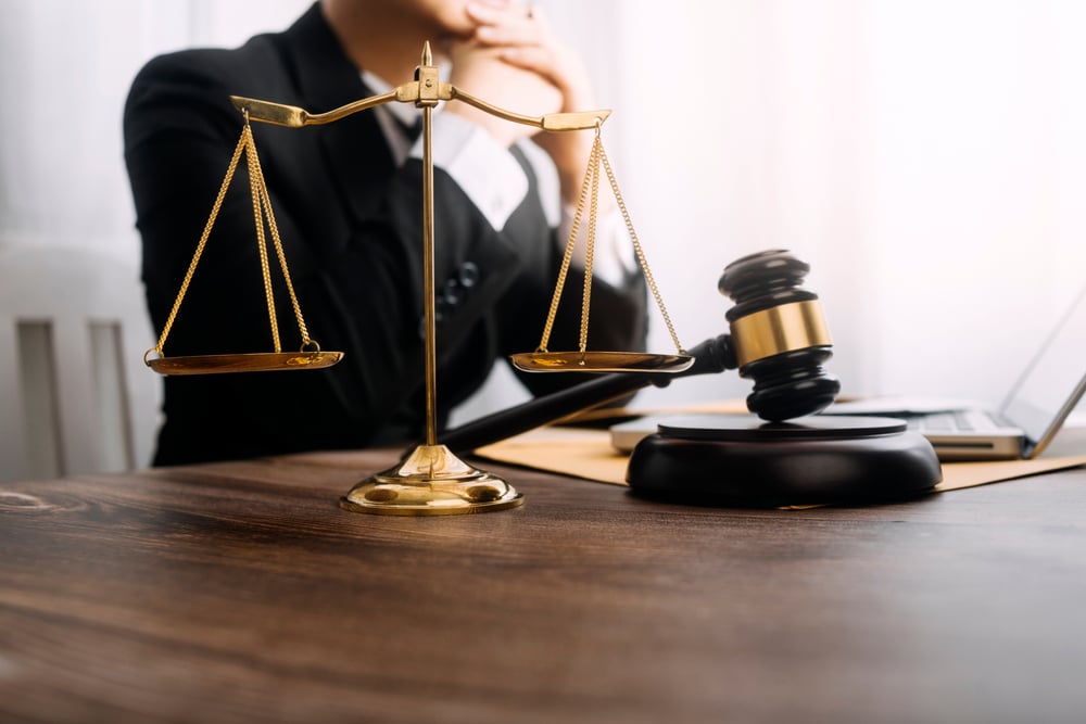 Cómo puede ayudarle un abogado neoyorquino especializado en accidentes de grúa