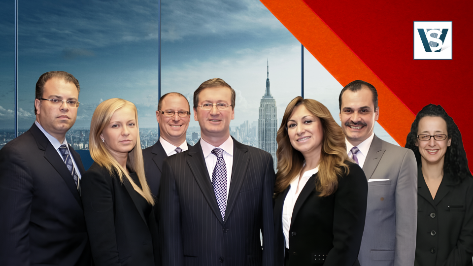 Los abogados de William Schwitzer &amp; Associates posan juntos en su oficina de Manhattan, representando la profesionalidad y la defensa ética de los clientes lesionados.