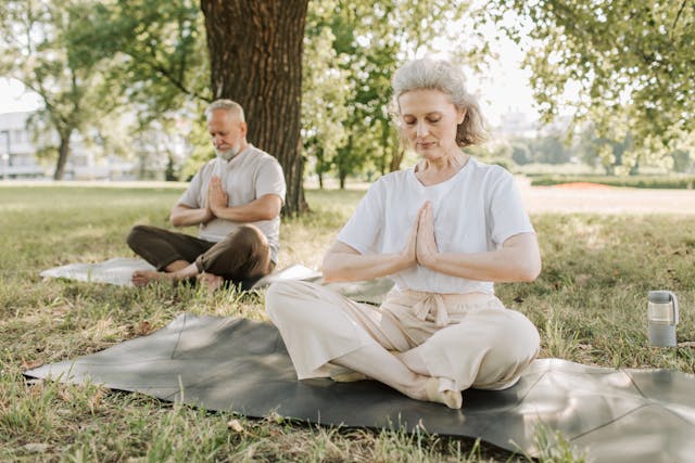 Personas mayores participando en tai chi al aire libre como parte de las actividades de prevención de caídas durante la Semana de Concienciación sobre la Prevención de Caídas 2025.