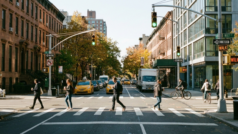 Un paso de peatones de la ciudad de Nueva York que simboliza las medidas de seguridad modernas en materia de accidentes de tráfico
