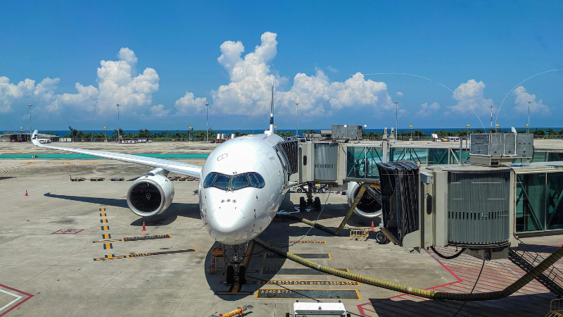 Pista de aeropuerto con aeronaves y vehículos de tierra que ilustran el entorno de la colisión en la pista de LaGuardia