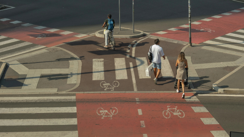Escena de un cruce urbano que ilustra la campaña de concienciación sobre seguridad del Mes de la Concienciación sobre la Conducción Distraída