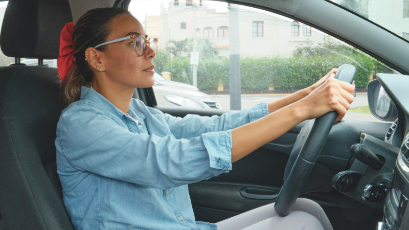 Las manos sobre el volante, como símbolo de una conducción concentrada durante el Mes de la Concienciación sobre la Conducción Distraída