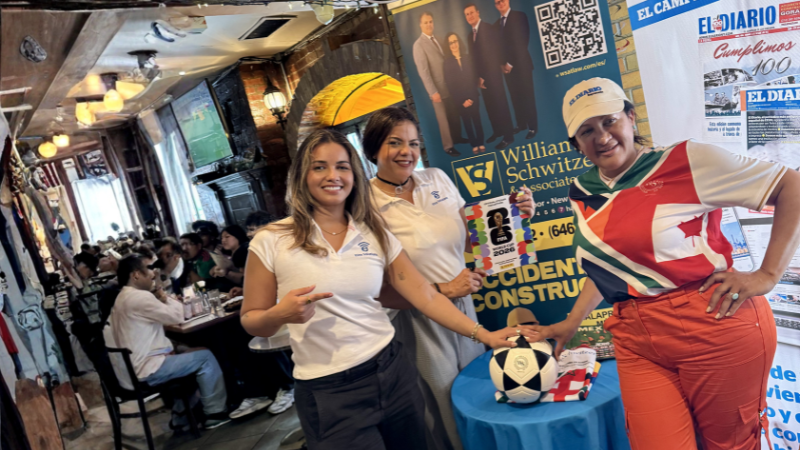 Miembros del equipo de Elite, El Diario y William Schwitzer & Associates dieron la bienvenida a los asistentes durante el evento comunitario «México contra Sudáfrica».