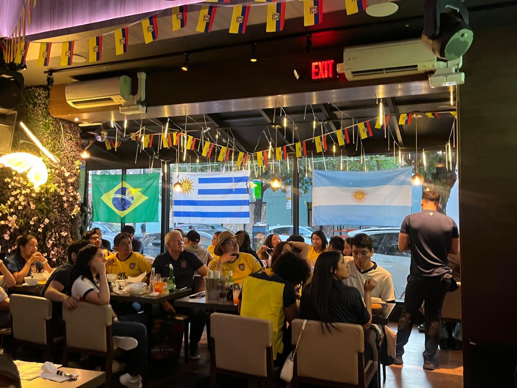 Los aficionados vieron el partido juntos mientras celebraban la cultura ecuatoriana y el espíritu de comunidad.