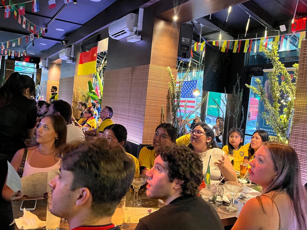 Los aficionados ecuatorianos se reunieron en Long Island City para ver juntos un partido del Mundial de la FIFA. Los aficionados vieron el partido juntos mientras celebraban la cultura y el espíritu comunitario ecuatorianos.
