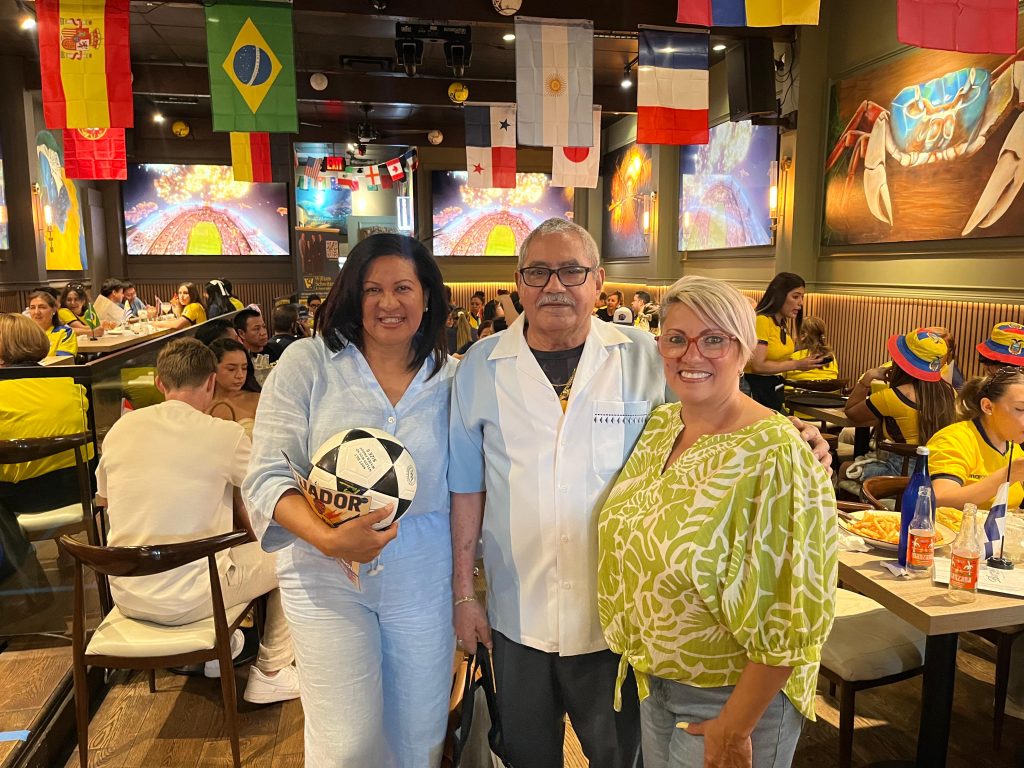 Los aficionados ecuatorianos llenaron el Barzola al reunirse durante la fiesta para ver el partido de Ecuador en Jackson Heights, celebrando así su pasión compartida por el fútbol.